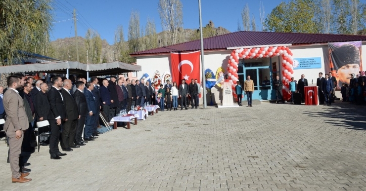 Vali Azizoğlu: “Geleceğin Mimarları Bugünün Çiçekleri Bu Sıralarda Yetişiyor”
