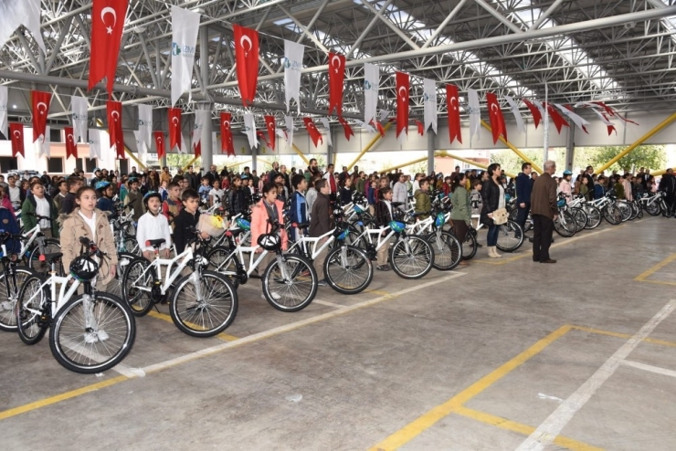 İzmit’te Bisikletsiz Çocuk Kalmayacak