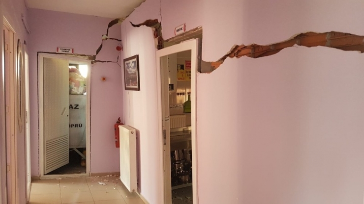 Samsun’un Vezirköprü İlçesinde Bulunan Zübeyde Hanım Anaokulunun Mutfak Kısmında Çökme Ve Duvarlarında Çatlaklar Oluştu. Samsun İl Milli Eğitim Müdürlüğünden Alınan Bilgiye Göre, Okulun Mutfak Kısmında Gece Çökme Olduğu, Oku