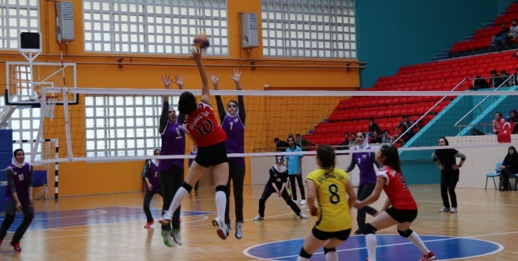 Yyü’de Türkiye-iran Dostluk Müsabakaları Başladı