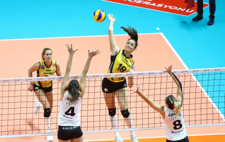 Eczacıbaşı Vitra, Şampiyonlar Kupası’nı Kaldırdı