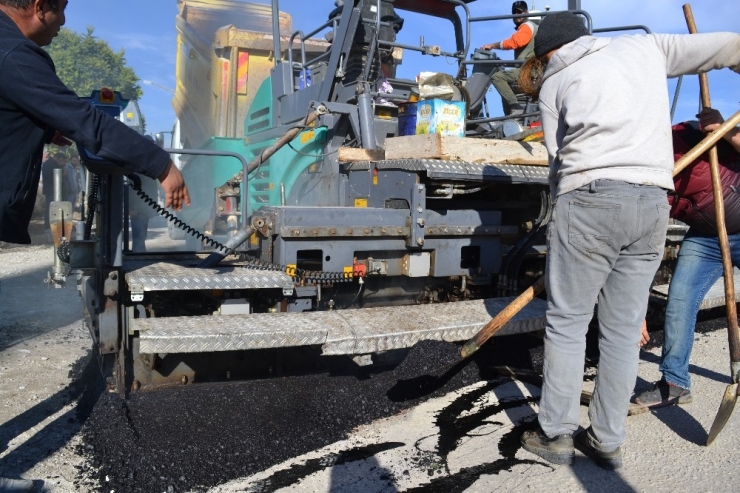 Şuhut’ta Sıcak Asfalt Dökümü Dualarla Başladı