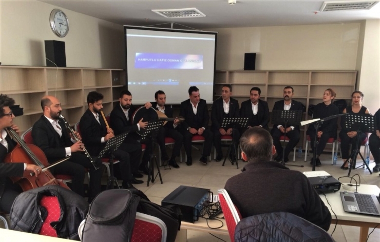 Elazığ’da Kütüphanede Konser Verildi