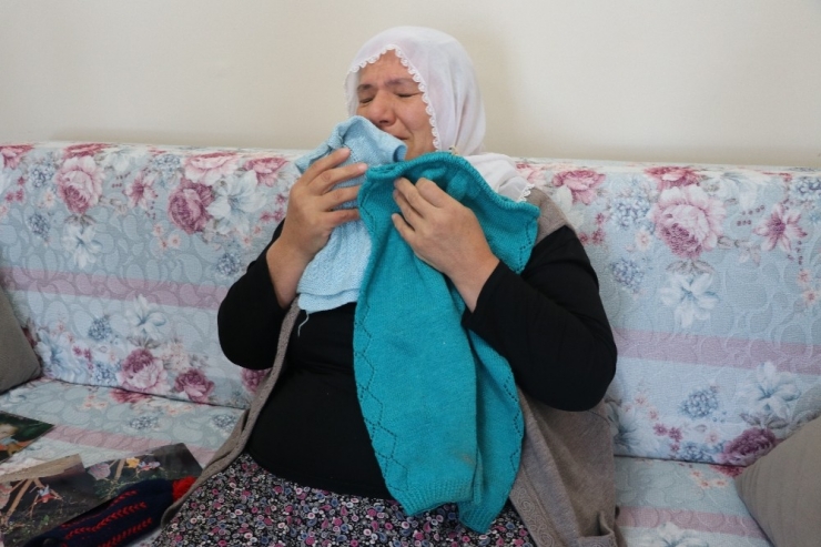 27 Senedir Her Gün Çocuğunun Elbiselerini Koklayarak Ağlıyor