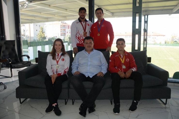 Tarih Yazan Manisalı Şampiyonlar Buluştu