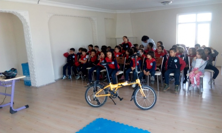 Minik Öğrencilere Trafik Güvenliği Eğitimi Verildi