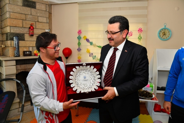 Engeline Rağmen Yılmadı Ve Kazandı