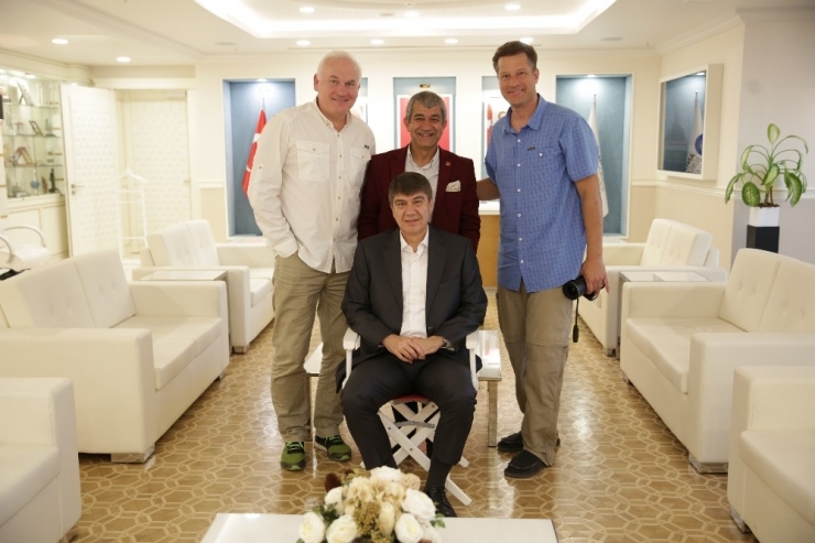 Başkan Türel Kanadalı Ünlü Fotoğrafçıya Poz Verdi