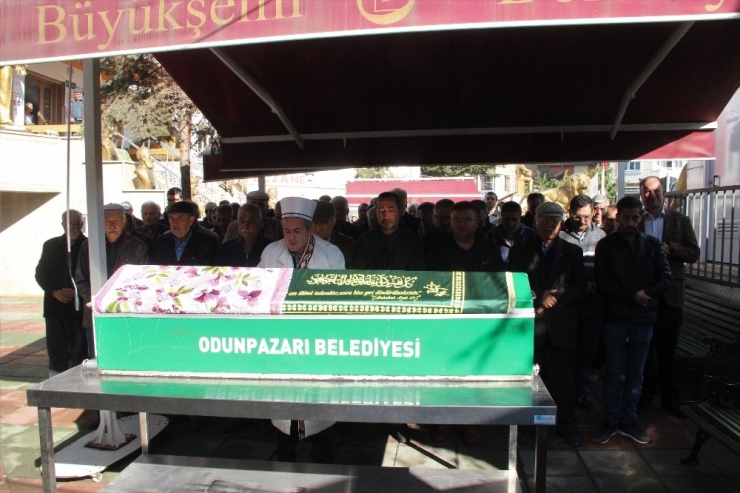 Bir Asrı Geride Bırakan Ayşe Nine Hayatını Kaybetti