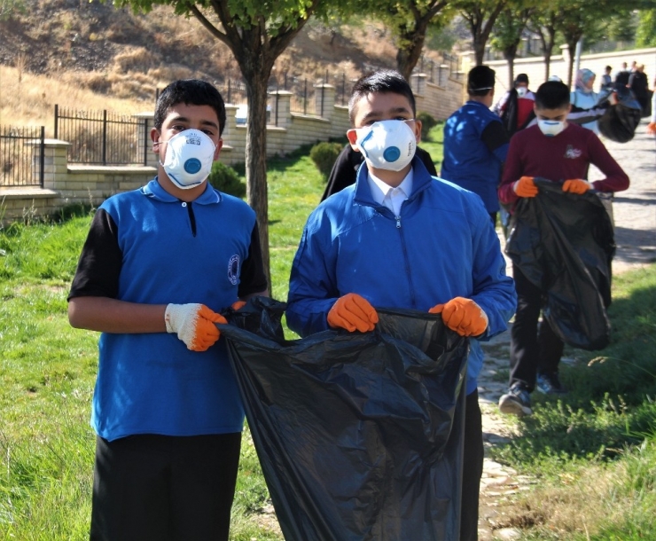 Öğrenciler, Tarihi Harput Mahallesinde Çöp Topladı