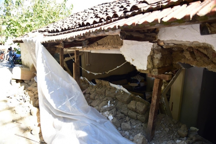 Evinin Duvarı Yıkılan Vatandaşa Belediyeden Destek