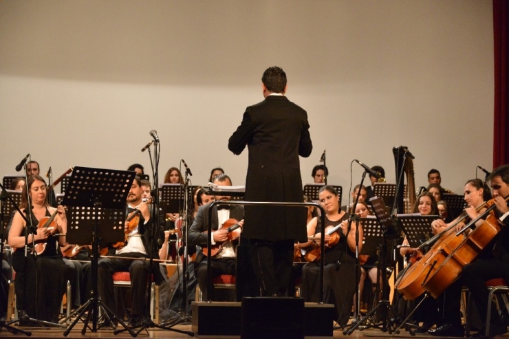 Hacettepe Üniversitesi Senfoni Orkestrası, Akıngüç Oditoryumu Sahnesinde