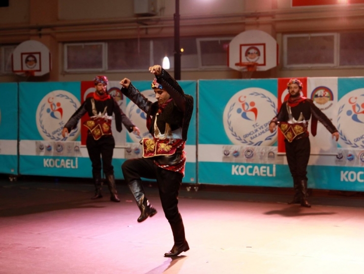 Halk Oyunları Gösterisi Beğeni Topladı