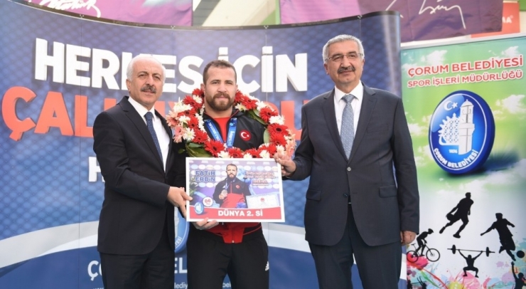 Dünya 2.’si Milli Güreşçiye Büyük Ödül