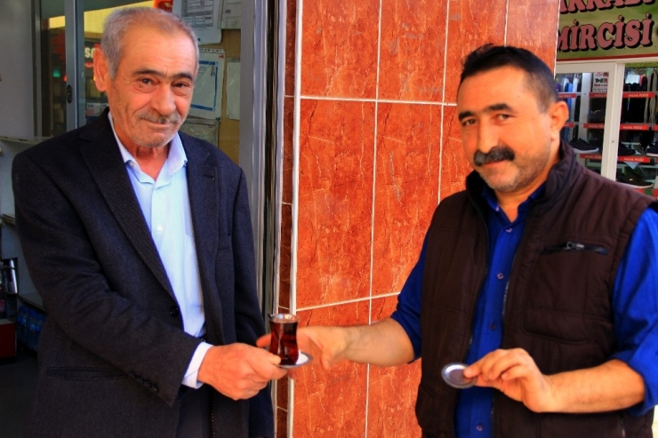 Çay Parasıyla Üniversitede Üç Çocuk Okutuyorlar