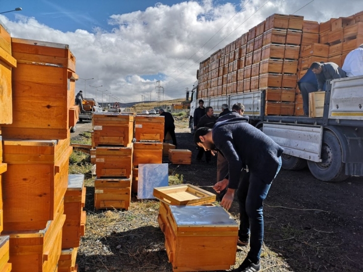 Arıcılar Birliği’nden Arı Yetiştiricisine 815 Bin Tl’lik Malzeme Desteği