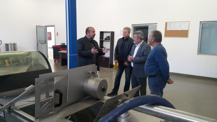 Atıl Durumdaki 300 Dönüm Alanı Ekonomiye Kazandıran Tesisin Müdürüne Plaket