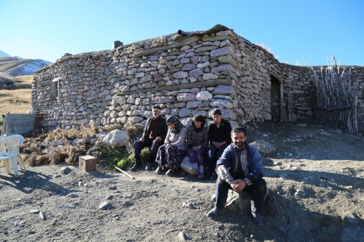 7 Kişilik Ailenin Dağda İlkel Yaşamı