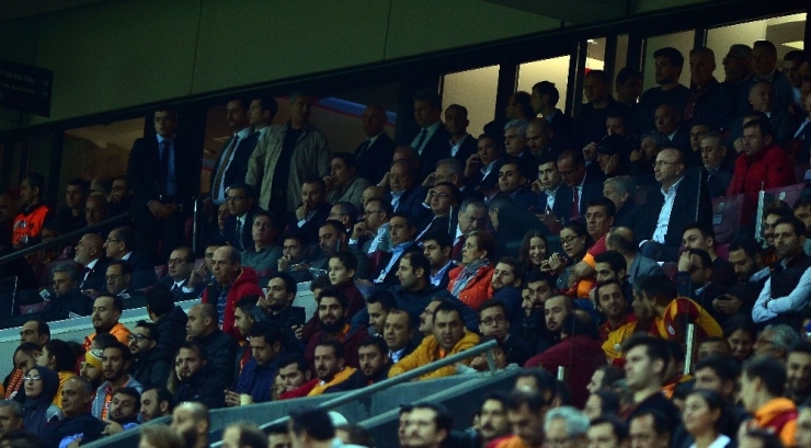 İki Başkan Derbiyi Yan Yana Takip Etti