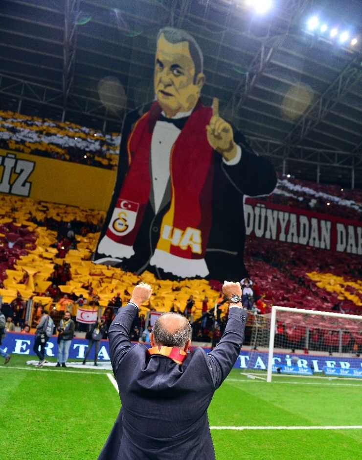 Galatasaray’dan 3 Boyutlu Fatih Terim Koreografisi