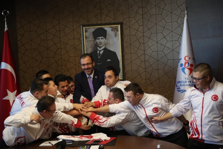 Bakan Kasapoğlu Down Sendromlular Futsal Milli Takımı İle Bir Araya Geldi