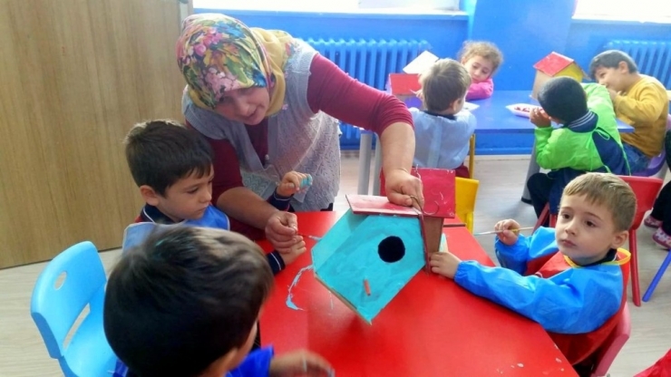 Minik Elleriyle, Kuşlar İçin Ağaçlara Yuva Yaptılar