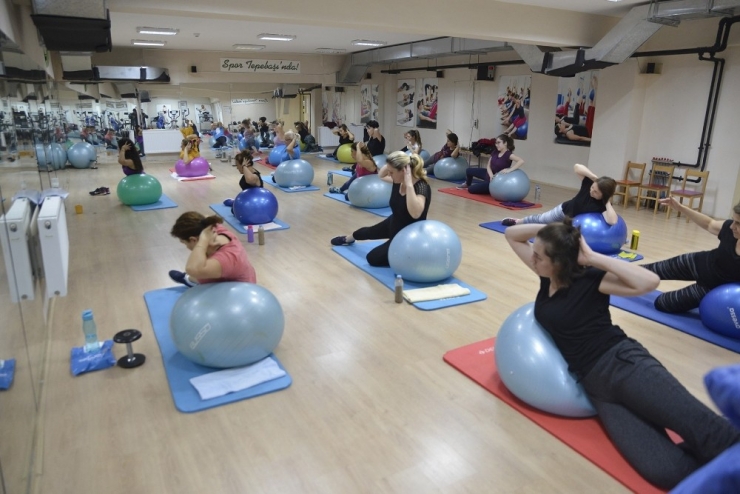 Tepebaşı’nda 124 Kadın Pilates Eğitimlerine Katılıyor