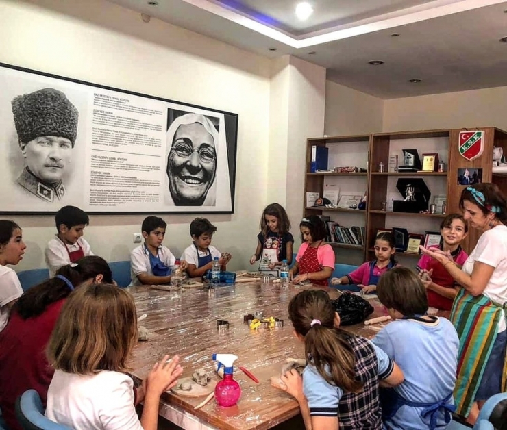 Minik Eller Sanatla Buluşuyor