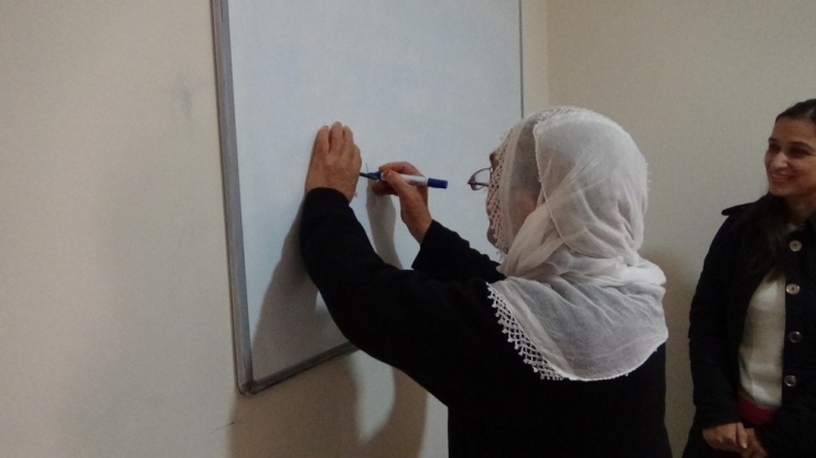 66 Yaşındaki Dilşah Teyzenin Okuma Azmi