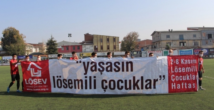 Futbolcular Sahaya Maskeyle Çıktılar