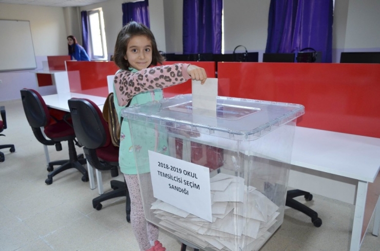 Öğrenciler Sandık Başına Gitti, Oy Kullanıp Temsilci Seçti