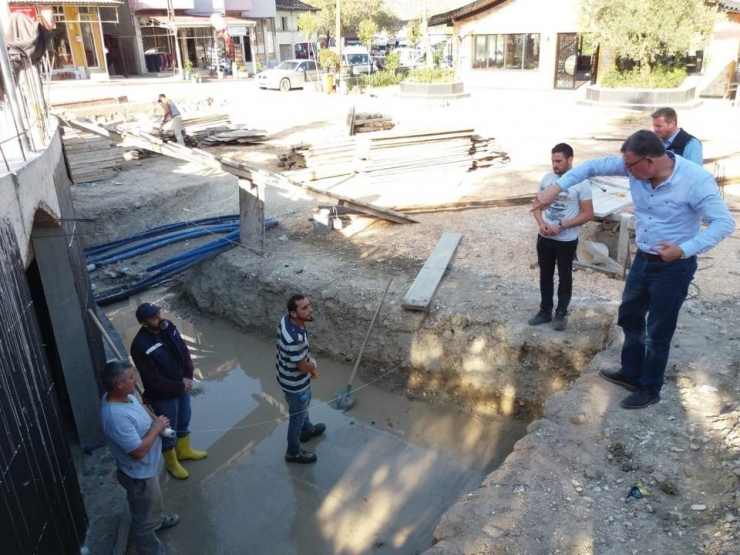 Cumhuriyet Meydanı Yenileme Çalışmaları Devam Ediyor
