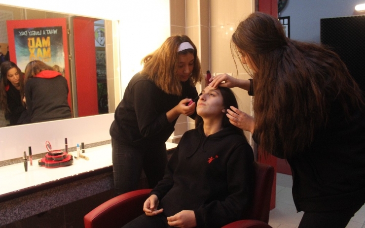 Liseli Öğrenciler Okulda Canlı Yayında Haber Sunuyor