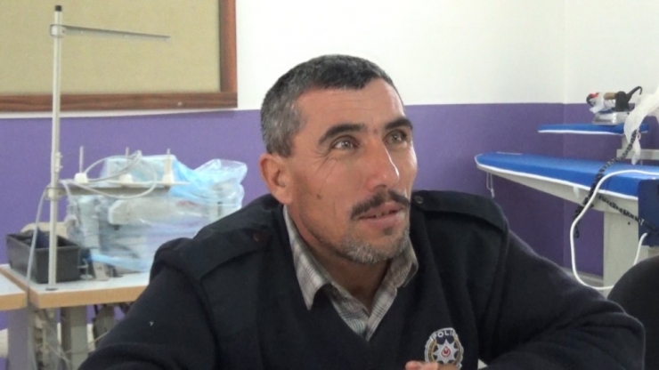 Hayalindeki Öğretmenlik Mesleğini Yapmak İçin Okuma-yazma Öğreniyor