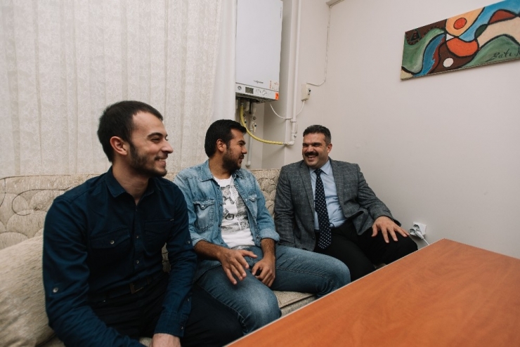 Öğrenci Evinde Bir Rektör