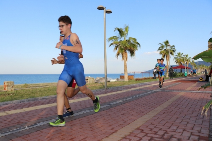 Parkurda Terleyen Sporcular Denizde Serinledi