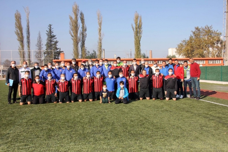 Lösemi’ye Dikkat Çekmek İçin Sahaya Maskeyle Çıktılar