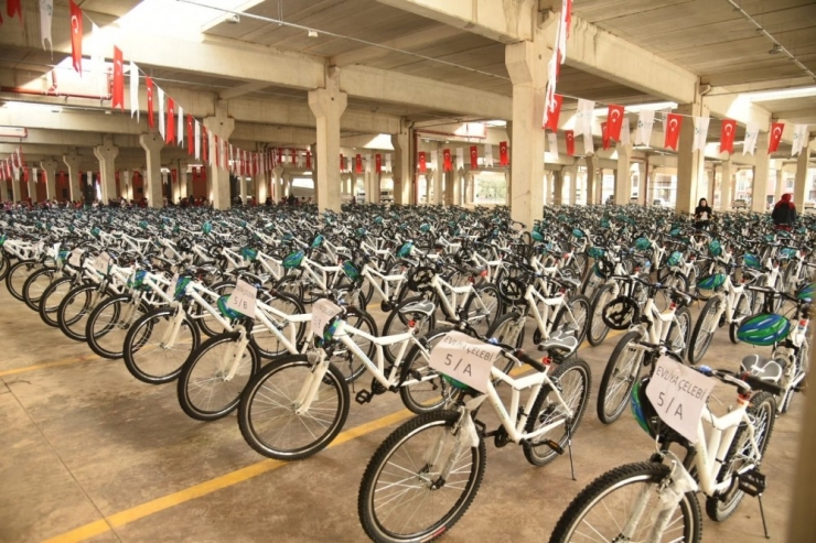 İzmitli Öğrenciler Bisiklet Sahibi Olmaya Devam Ediyor