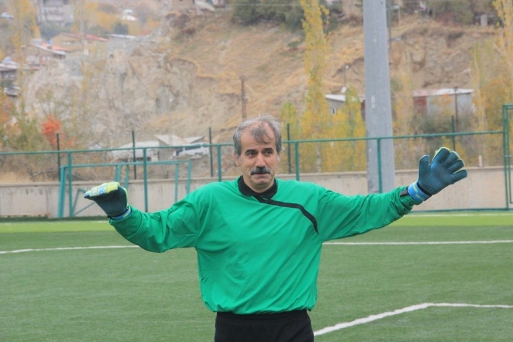 59 Yaşındaki Kaleci Gençlere Taş Çıkarttı