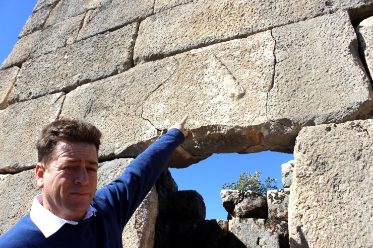 Askeri Gözetleme Kulesinde Herakles’in Sopasının Kabartması Bulundu