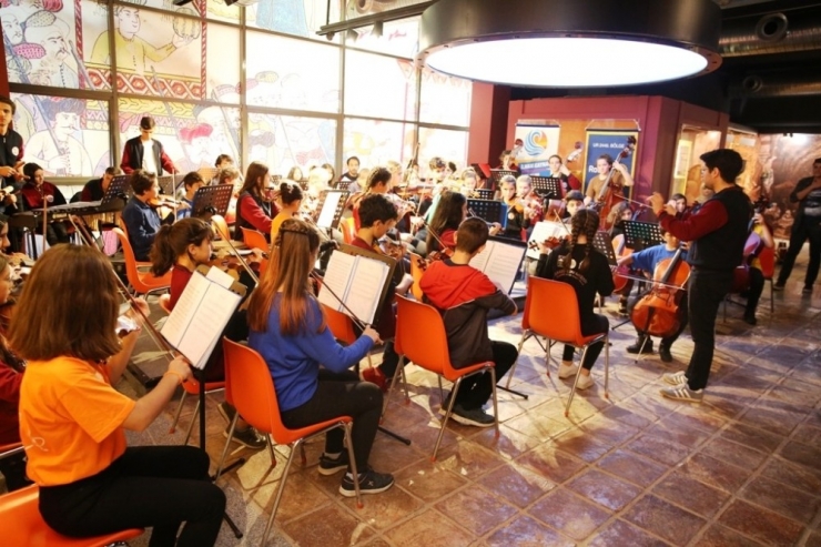 Işıkıtepeli Ve Edirnekapılı Çocuklar Birlikte Barış İçin Çaldı