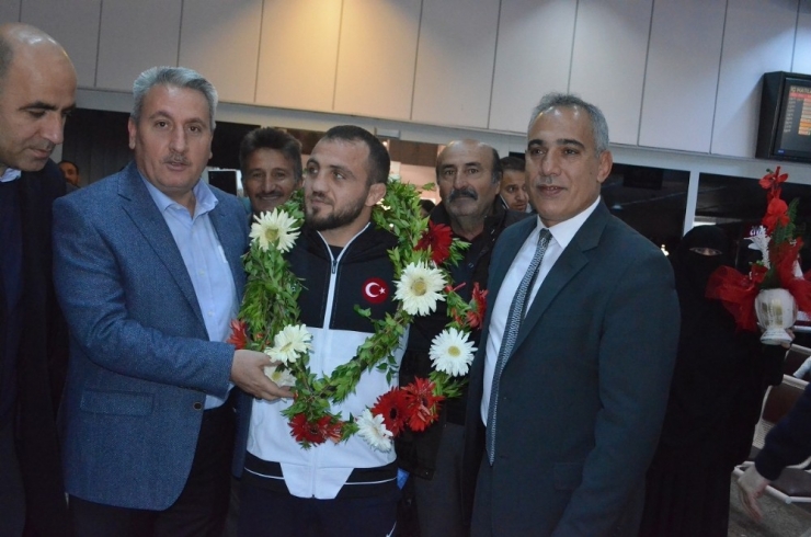 Güreşte Dünyayı Fetheden Bilici’ye Coşkulu Karşılama