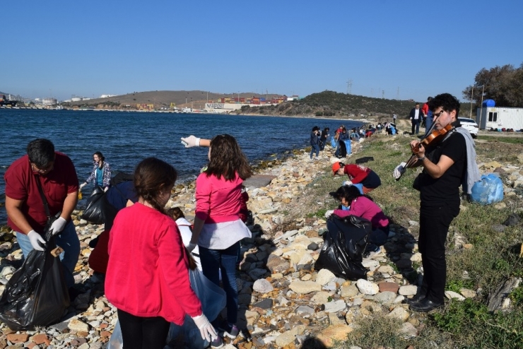 Öğrencilerden Keman Eşliğinde Çevre Temizliği