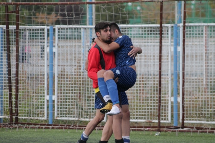 Sakatlanan Rakibini Kucağında Taşıdı