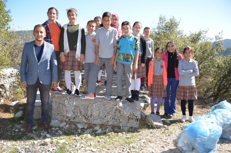Öğrenciler Tarihi Kagrai Antik Kentinde Çöp Topladı