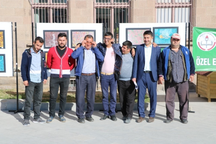 Özel Öğrenciler Ebru Sergisi Açtı