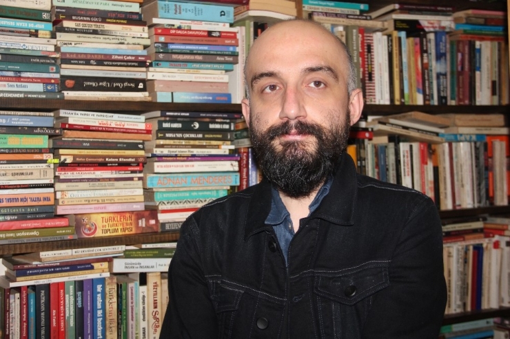 Merakı Uğruna 6 Yılda 12 Bin Kitap Biriktirdi