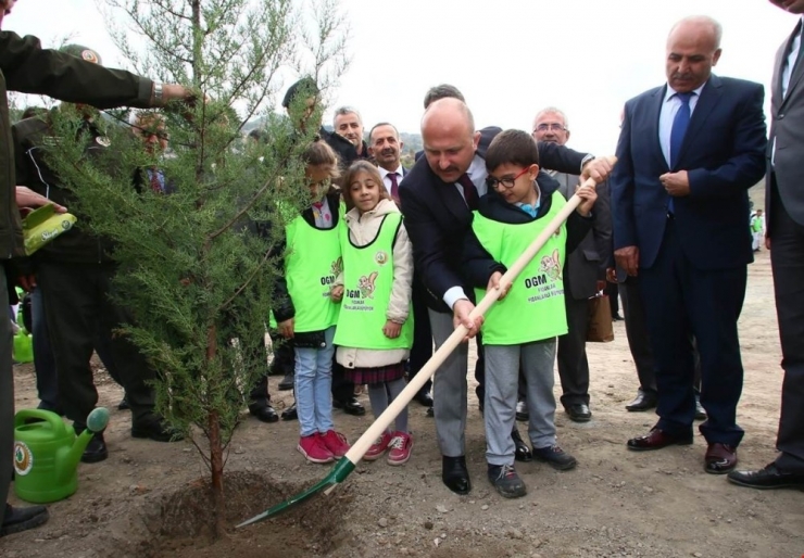 Yöneticilerle Öğrenciler Birlikte Fidan Dikti