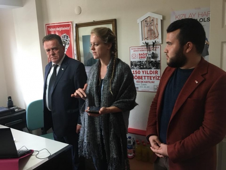 Kızılay Gönüllü Öğrencilere Rozet Hediye Etti