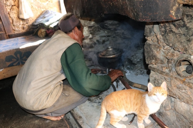 Kör, Sağır Ve Dilsiz Yaşlı Kardeşlerin Yaşam Mücadelesi
